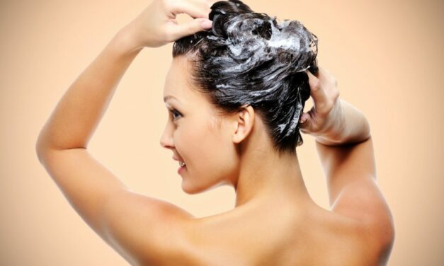 Peeling skóry głowy – czy warto go robić?