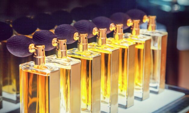 Dlaczego perfumy na każdym pachną inaczej?