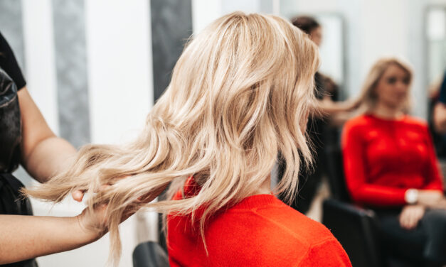 Czy farbowanie włosów latem ma sens?